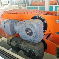 Machine d'extrusion de profilés plastiques WPC pour panneaux de plafond en PVC brillants, panneaux muraux et plaques de décoration intérieure en bois