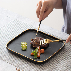 <span class=keywords><strong>Porcelaine</strong></span> <span class=keywords><strong>noire</strong></span> de givre de fête de mariage 10 "<span class=keywords><strong>assiette</strong></span> de chargeur <span class=keywords><strong>carrée</strong></span> de service de nourriture de style européen assiettes de steak sushi - Product Image 3