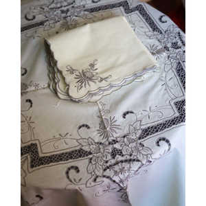 Nappe en lin de marque Carlareggio avec broderie grise, matériau à paillettes, design rectangulaire imprimé pour salles à manger, fêtes - Product Image 4