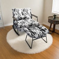 Fauteuil à bascule moderne avec repose-pieds, motif marbré, assise rembourrée, structure métallique, rails en bois pour salon