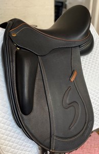 Silla de Doma de Cuero Duradera Más Vendida con Asiento Profundo Antideslizante, Paneles Acolchados Suaves y Árbol Ajustable para Montar a Caballo - Product Image 3