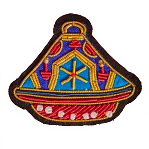 Broche personnalisée brodée à la main, motif cerise cocktail, patch en soie bullionnée, fil métallique, style classique, fixation par épingle de sûreté - Product Image 5