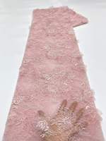 Tissu en dentelle brodée florale colorée avec des paillettes perlées, décoration élégante et luxueuse pour vêtements