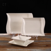 Vente en gros Vaisselle en céramique blanche Assiette à dîner rectangulaire irrégulière de haute qualité Service de table en céramique fine