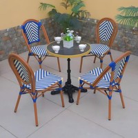 Balcon extérieur Table et chaises françaises Chaises de bistrot en rotin osier Mobilier de restaurant Ensemble table de café