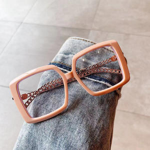 Lunettes anti-lumière bleue carrées G Brand, monture extra large, branches à chaîne, verres plats pour femmes, lunettes décoratives tendance - Product Image 2