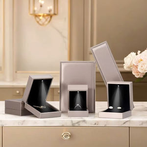 Caja de Joyería de Lujo al por Mayor con Luz Led y Logo Personalizado, Empaque para Collar, Pulsera y Anillo en Cuero PU Dorado de Primera Calidad - Product Image 4