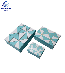 Elegancia Natural Meishan para Navidad, Caja de Cartón con Cierre Magnético y Diseño de Impresión en Seda, Regalo Navideño EcoChic - Product Image 2