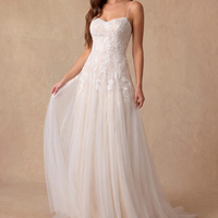 Gaun Pengantin untuk Pengantin Wanita Model Ball Gown dengan Aplikasi Renda dan Ekor, Gaun Pengantin Custom Satin Warna Ivory untuk Upacara di Gereja