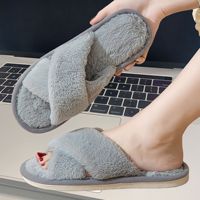 Sepatu Sandal Musim Dingin untuk Wanita Pria Pasangan Ringan Berbulu Empuk Anti-Selip Bulu Buatan Model Terbuka