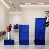 Maßgefertigter Minimalistischer Acryl-Sockel Luxuriöse Eventdekoration Transluzenter Acryl-Präsentationsständer für Museum Galerie Ausstellung