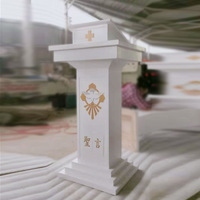Chaire d'église blanche avec sculpture de colombe de l'Esprit Saint et croix dorée, pour la parole sacrée et la prière chrétienne