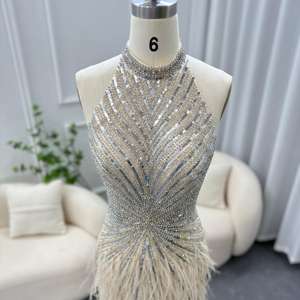 فستان سهرة فاخر من شارون سعيد طراز SS006 مزين بالترتر والخرز والريش بتصميم حورية البحر بلون بيج مع ياقة هالتر وظهر مكشوف لحفلات التخرج والمناسبات الرسمية - Product Image 3