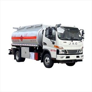 Camion-citerne JAC 4x2 6CBM pour le transport de marchandises dangereuses, directement de l'usine, pour la livraison de diesel et d'essence - Product Image 1