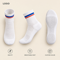 Chaussettes de course athlétiques respirantes à maille ventilée, gestion de l'humidité, maintien du talon, bout plat, couleur blanche avec bande latérale, ajustement parfait pour la course