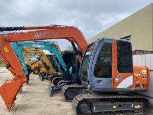 Excavatrice sur chenilles Hitachi Zaxis 60 d'occasion en excellent état, pelleuse de 6 tonnes facile à utiliser pour le terrassement et le déplacement de débris dans les jardins. - Product Image 3