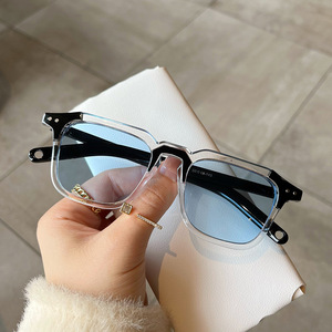 Lunettes de soleil carrées Qianai, monture noire en PC, protection UV400, pour femme, style tendance, verres type 3, rivets irréguliers à pois - Product Image 3
