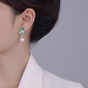 Pendientes Versátiles de Alta Gama con Diseño de Pintura al Óleo de Estilo Chino, Hoja de Lotus Colorida, Imitación de Concha de Caballito, Perlas, Aretes Modernos - Product Image 4