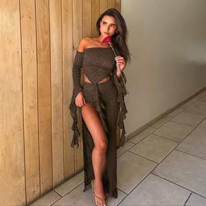 Ensemble jupe longue et haut court moulant pour femme, style épaules dénudées, avec fente et manches longues, en polyester et mousseline, collection 2026 - Product Image 3