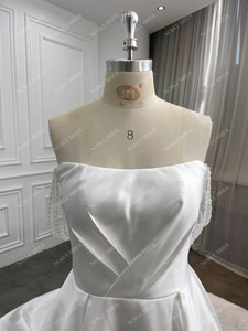 <span class=keywords><strong>Robe</strong></span> élégante en satin blanc avec corsage structuré sans bretelles et jupe trapèze avec manches perlées et épaules dénudées avec <span class=keywords><strong>voile</strong></span> - Product Image 3