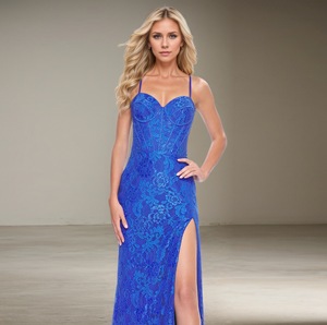 فساتين سهرة أنيقة متوسطة الطول براقة من التول مع ترتر لامع وحمالات رفيعة وتصميم مكشوف الكتفين وشق جانبي طبيعي - Product Image 1