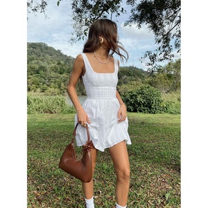 เดรสสั้นคอเหลี่ยมผ้าฝ้ายแท้ 100% สีขาวบริสุทธิ์ จับจีบช่วงเอว - Product Image 4