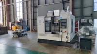Centre d'usinage vertical CNC 3 axes VMC avec changeur d'outils automatique 24T et magazine ATC pour la découpe des métaux