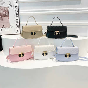 2025 nueva moda bolsos cruzados de Color caramelo bolsos de mensajero para mujer bolsos de hombro de Color sólido - Product Image 1