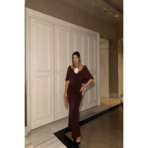 Robe de soirée marron style bal, avec détails roses au crochet, taille empire, longue, coupe trapèze, ornée de perles, idéale pour banquets et soirées - Product Image 1