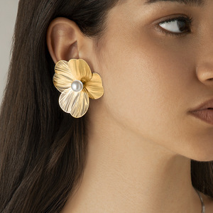 Boucles <span class=keywords><strong>d</strong></span>'Oreilles Clou Mode Perles Personnalisées Polyvalentes, Fleur en Métal avec Tige en <span class=keywords><strong>Argent</strong></span>, Vente en Gros - Product Image 6