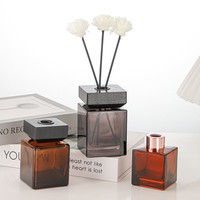 Flacon diffuseur en verre transparent carré de luxe personnalisable en gros de 50 ml, 100 ml, 200 ml avec bouchon en bois à vis personnalisé