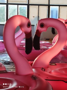 El flotador de <span class=keywords><strong>flamenco</strong></span> rosa más caliente del verano, accesorio de piscina cómodo, tubo de balsa de diversión de agua inflable para jugar - Product Image 2