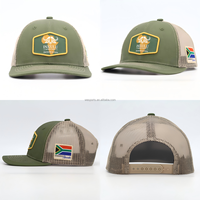 Casquette Richardson 112 Trucker verte en mesh avec logo personnalisé en PVC
