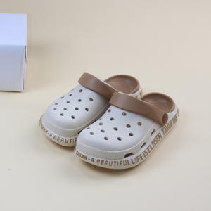 Sandales Crocs pour filles, chaussures d'été antidérapantes à bout fermé, avec sangle blanche et verte, pantoufles de plage pour enfants de 4 à 6 ans, semelle souple et confortable - Product Image 4