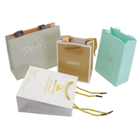Maßgefertigte Papiertüten in Champagner-Gold, Elegante Verpackungstaschen mit Geprägtem Firmenlogo für Luxuriöse Einzelhandels- und Geschenkanlässe