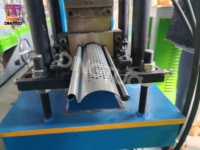 Machine de formage à froid pour portes de garage à enroulement perforées, pour usage domestique ou commercial