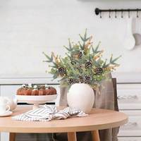 Décoration de Noël artificielle en pin de 27,6 pouces avec cônes de pin givrés, feuilles d'eucalyptus et baies dorées pour la décoration des fêtes