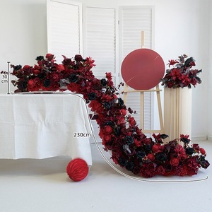 Runner Floreale di Alta Qualità in Seta Artificiale di Lusso con Rose Rosse e Nere, Lunghezza 230cm, Stampa Personalizzabile per Decorazioni Matrimoniali - Product Image 4