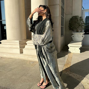 Женское сияющее атласное кимоно со стразами - Product Image 2