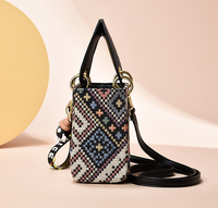 Nuevo Bolso de Hombro para Mujer, Estilo Étnico de Cuero PU, Tejido, Moderno y Popular, con Adornos de Muñecas a la Moda