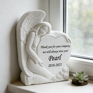 Escultura Memorial Personalizada, Anjo Dormindo de Resina Branca com Asas em Base de Coração, Lembrança Artesanal, Presente de Condolências Personalizado - Product Image 2