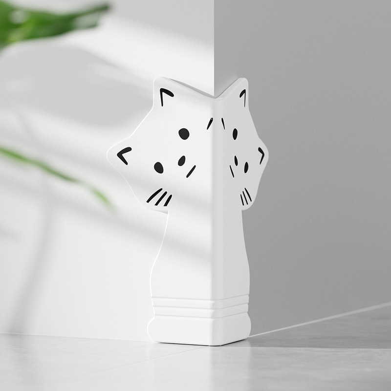 Gattino battiscopa bianco