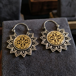 Pendientes de aro de latón hechos a mano, joyería hecha en la India de dos tonos con acabado dorado y plateado - Product Image 1