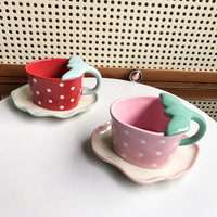 Ensemble tasse et soucoupe à café en céramique, style japonais, inspiré d'Instagram, créatif, mignon, avec motif fraise en relief, design élégant, pour le petit-déjeuner