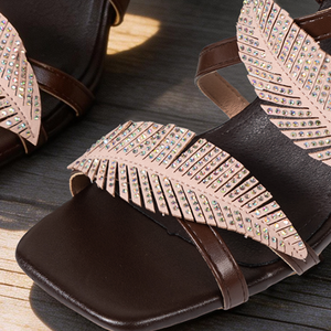 รองเท้าส้นสูงประดับขนนกและเพชรพลอย รุ่นใหม่ ไซส์ใหญ่ ขายดีประจำฤดูร้อน แฟชั่นหัวเหลี่ยม สายรัดข้อเท้าแบบเส้นเดียว ส้นหนา - Product Image 2