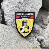 Badge en PVC souple 2D 3D de haute qualité avec logo personnalisé, patch à crochets et boucles avec bordure découpée au laser pour étiquette de vêtement et vêtement