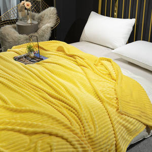 環境にやさしい100% ポリエステルフランネルフェイクファーブランケット単層ストライプミルキー生地滑らかに折りたたまれたカラフルなホテル - Product Image 3