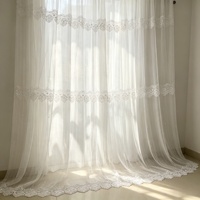 Voilages en dentelle blanche avec broderie florale en Venise, bord festonné et perles pour salon