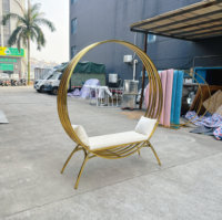 Großer Goldener Runder Rahmen Hochzeits-Sofabank Weißes Kissen Edelstahl Mondform Foto-Hintergrund Stuhl