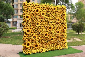 Mur floral artificiel jaune vif avec des fleurs de tournesol épanouies pour la décoration de scènes extérieures rustiques - Product Image 6
